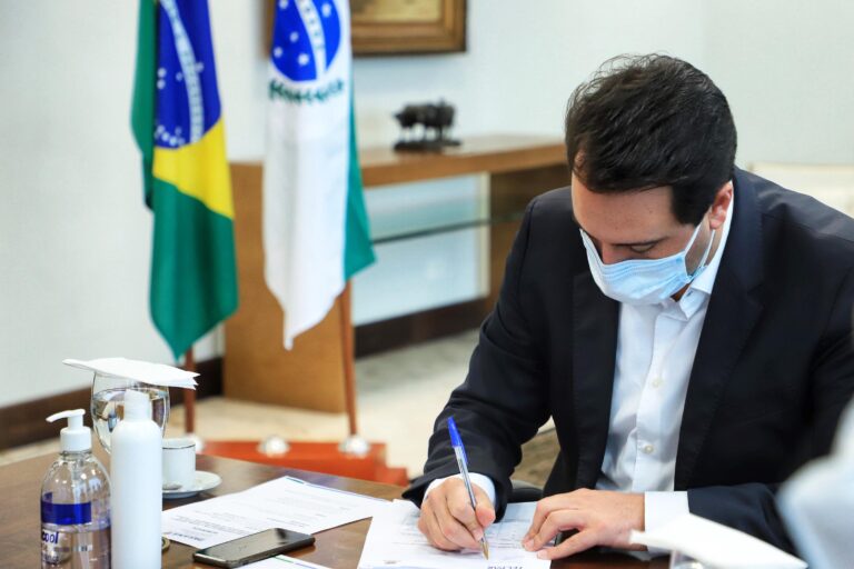 Ratinho Junior sanciona reajuste de 3% para servidores públicos em 2022