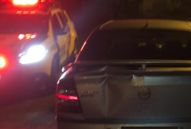 Carro furtado em Xambrê é recuperado pela PM no Parque Industrial, em Umuarama
