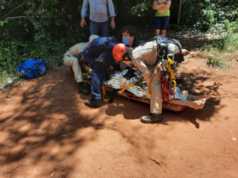 Homem perde o movimento das pernas ao saltar de ponta em cachoeira da região
