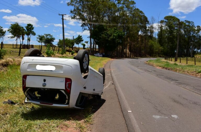 Carro em que estavam mãe e filho capota entre Umuarama e Maria Helena, nesta quinta