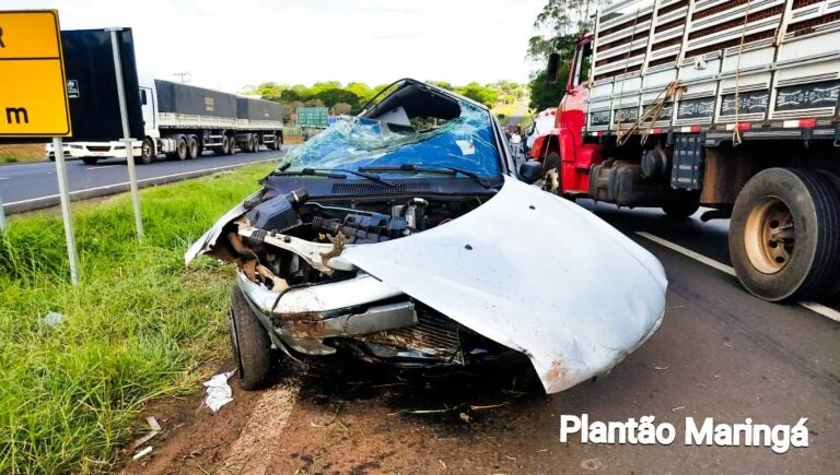 Homem colide o carro contra caminhão na BR-376 e é ejetado após veículo capotar