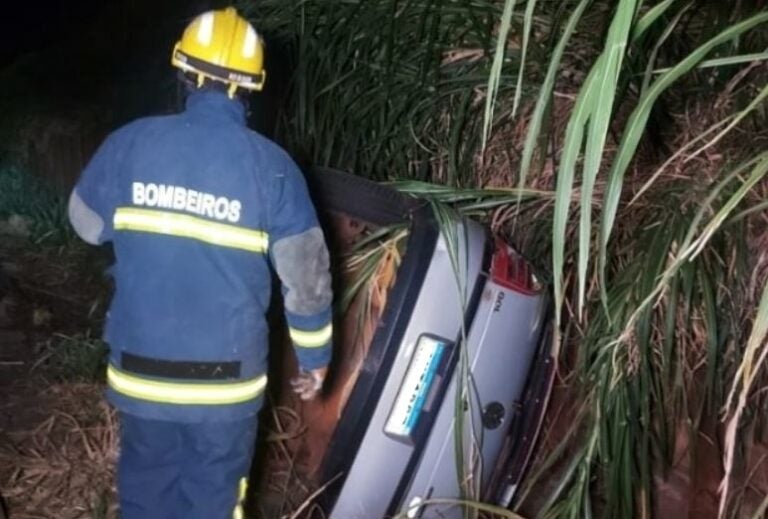 Motorista morre após Gol despencar de viaduto na região Noroeste