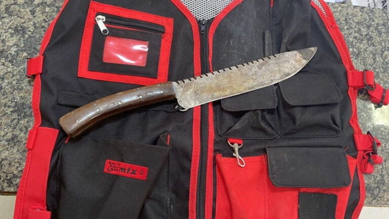 Homem tenta esfaquear policiais e acaba atingido por tiros