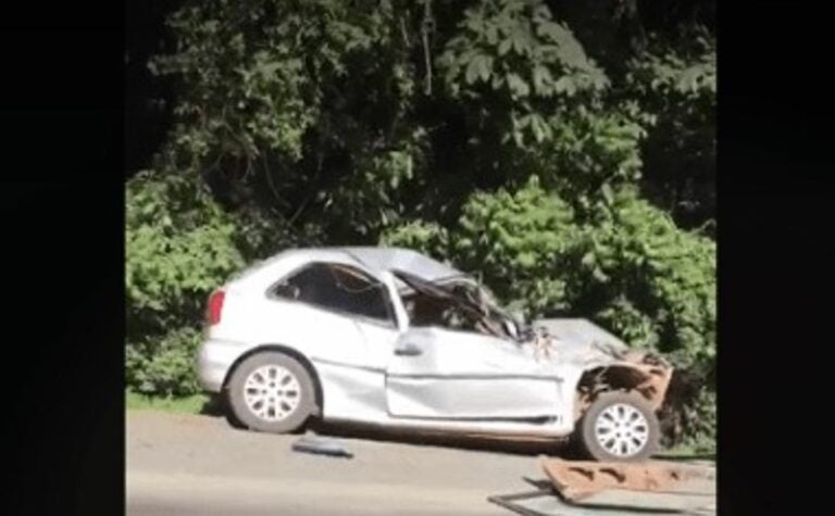 Motorista fica preso às ferragens do carro após acidente na rodovia PR-092