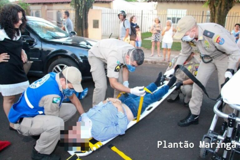 Homem é atropelado ao descer do carro e socorrido pelo Corpo de Bombeiros