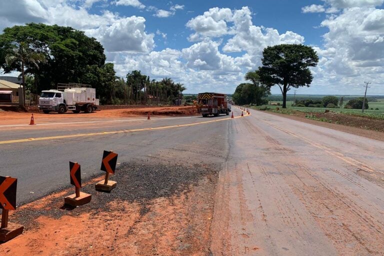 Tráfego na PR-323 é desviado para a nova pista duplicada em Doutor Camargo