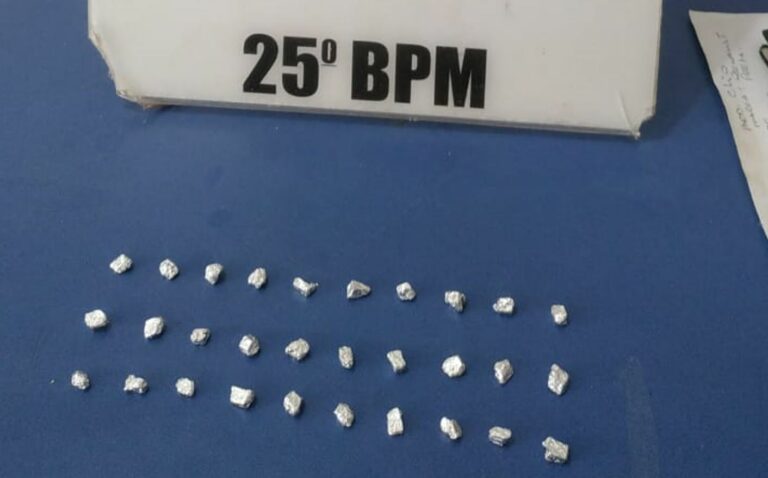 PM apreende drogas e prende homem no Parque Dom Pedro I, em Umuarama