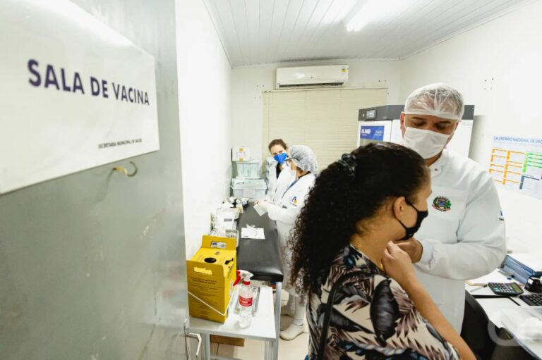 Vacinação contra a Covid-19 será retomada na segunda-feira em Umuarama