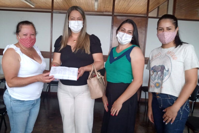 Cartão Comida Boa começa a ser distribuído para as 399 prefeituras do Paraná