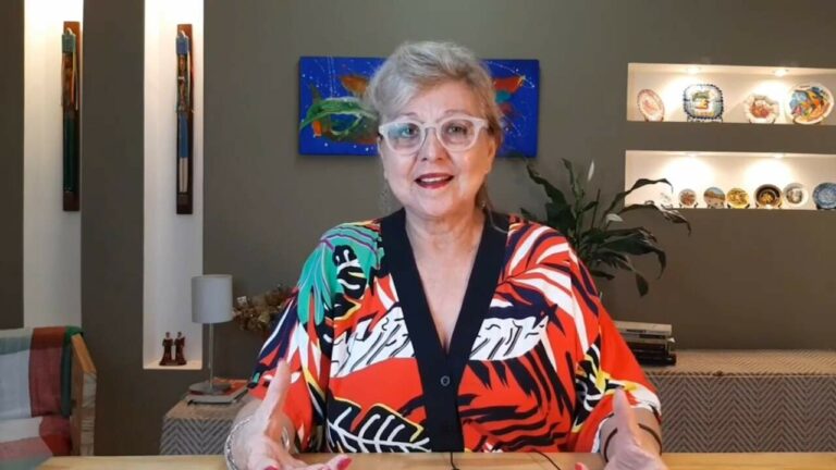Aos 68 anos, mulher faz vídeos incentivando mães a abraçarem seus filhos gays