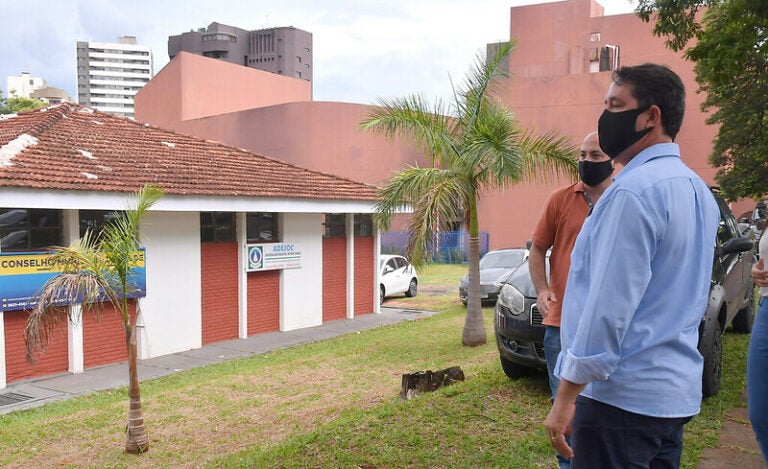 A pedido de Pimentel, governador doa terreno no Centro Cívico ao município