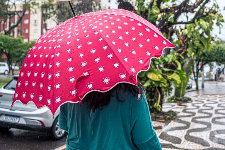 Após dias com recordes de calor, frente fria traz clima mais ameno e chuvas ao Paraná