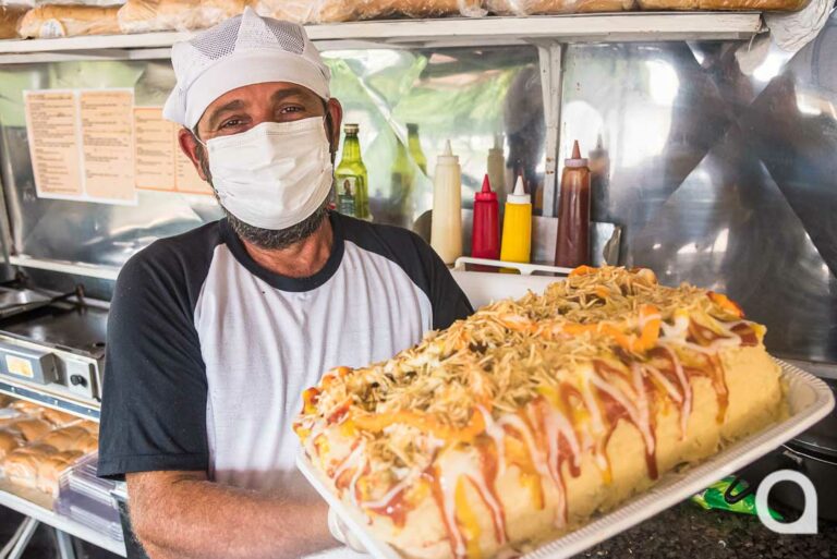 Cachorro-quente em formato de bolo é novo prato gastronômico oferecido em Umuarama