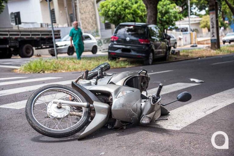 Motociclista fica ferida após colisão no cruzamento da Dr. Camargo com a Flórida