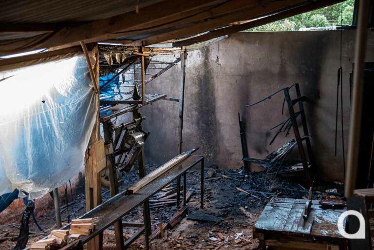 Incêndio atinge área de serraria nos fundos de barracão de estofados em Umuarama