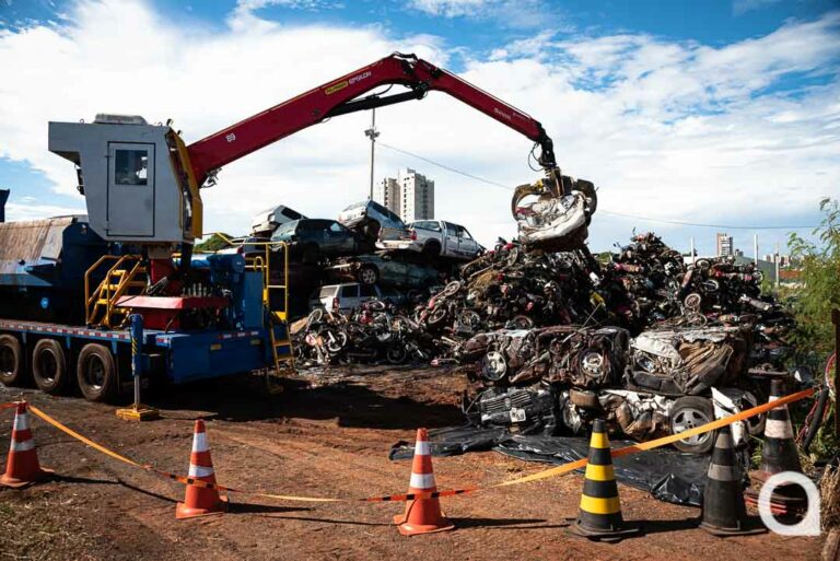 Umuarama: Prensa móvel destrói veículos apreendidos pela PM que foram leiloados