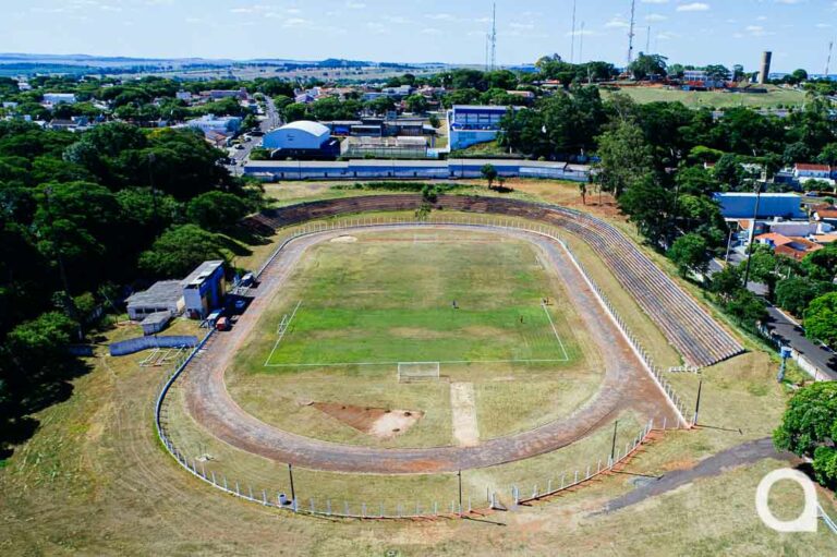 Pimentel apresenta projeto para município obter posse definitiva do estádio Lúcio Pipino