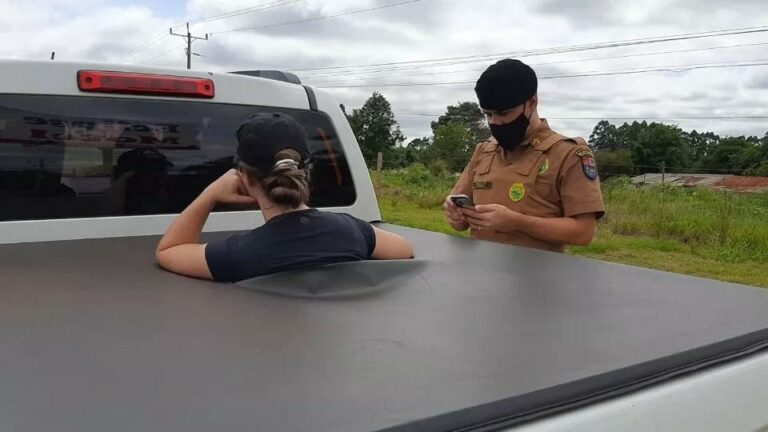 Ao encontrar marido com outra em motel, mulher fura proteção de caminhonete e se recusa sair