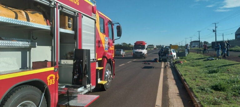 Homem fica preso às ferragens de veículo após acidente na rodovia PR-444