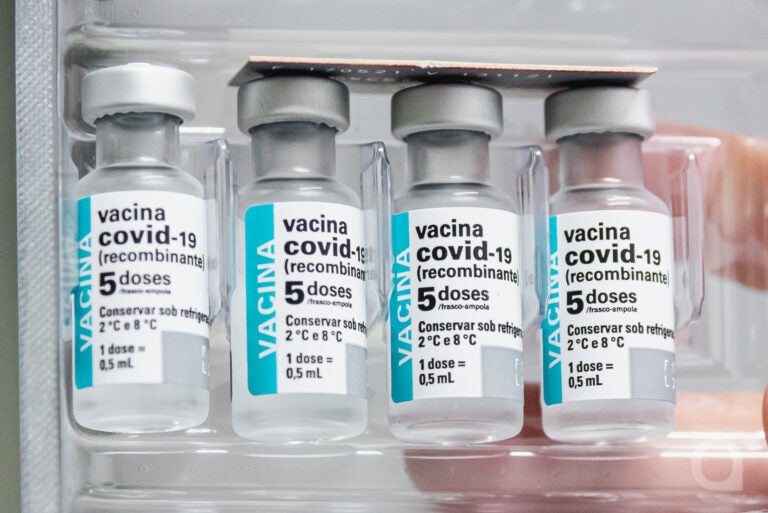 Vacinados com Coronavac ou Astrazeneca também recebem dose três da Pfizer
