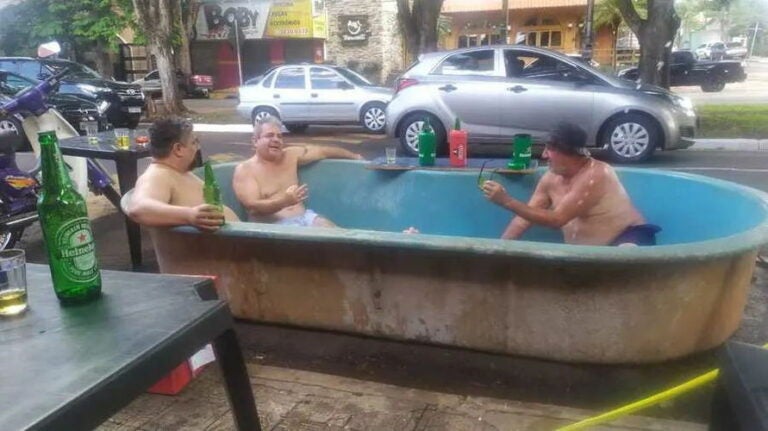 Amigos colocam piscina em avenida de Maringá para amenizar calor e cena viraliza