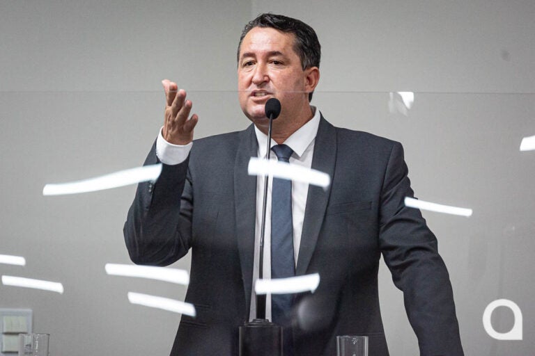 Pimentel mira artilharia em Serraglio e cobra leitos de UTI Covid de Ratinho Junior
