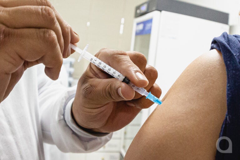 Covid: Umuarama vacina pessoas que precisam da 2ª dose da Coronavac nesta terça