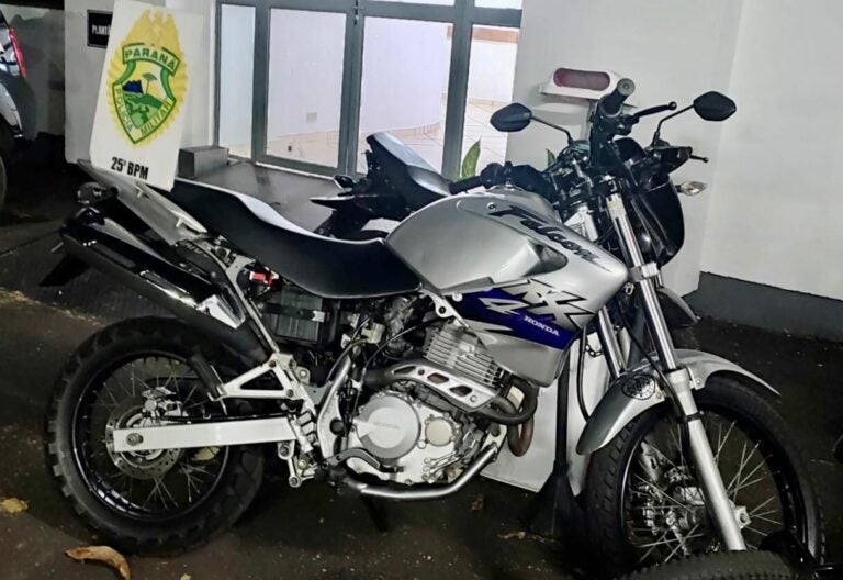 Homem é preso após usar fita isolante para mudar emplacamento da moto