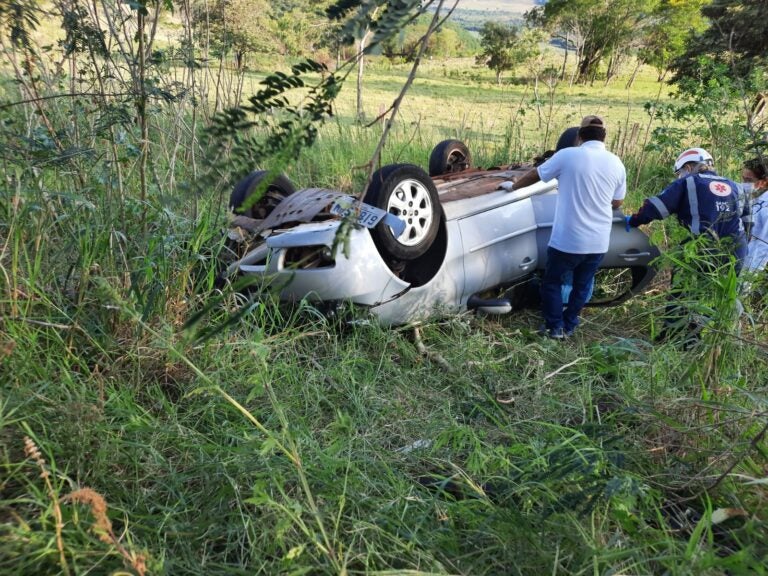 Carteiro morre após capotamento de carro na PR-488, nesta sexta