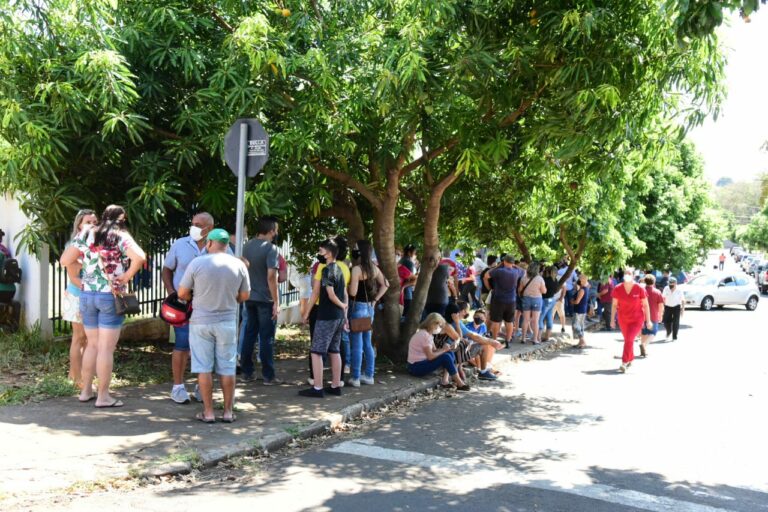 Posto de Saúde do Jardim Lisboa tem fila gigantesca para vacinação contra Covid