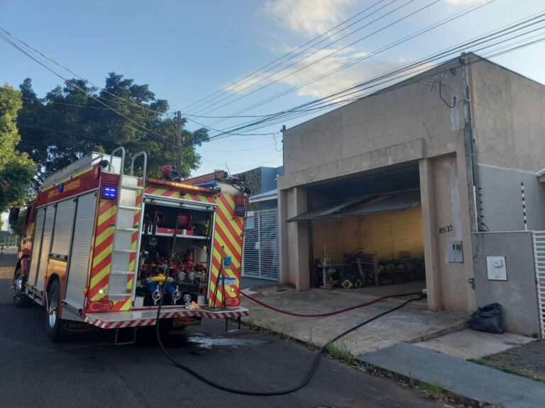 Umuarama: Barracão pega fogo no bairro Guarani e bombeiros são acionados