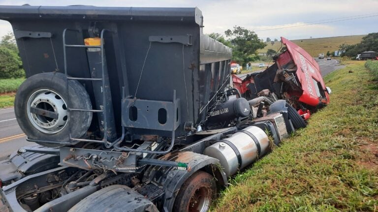 Caminhoneiro é levado para o hospital após acidente na rodovia PR-323, em Cruzeiro