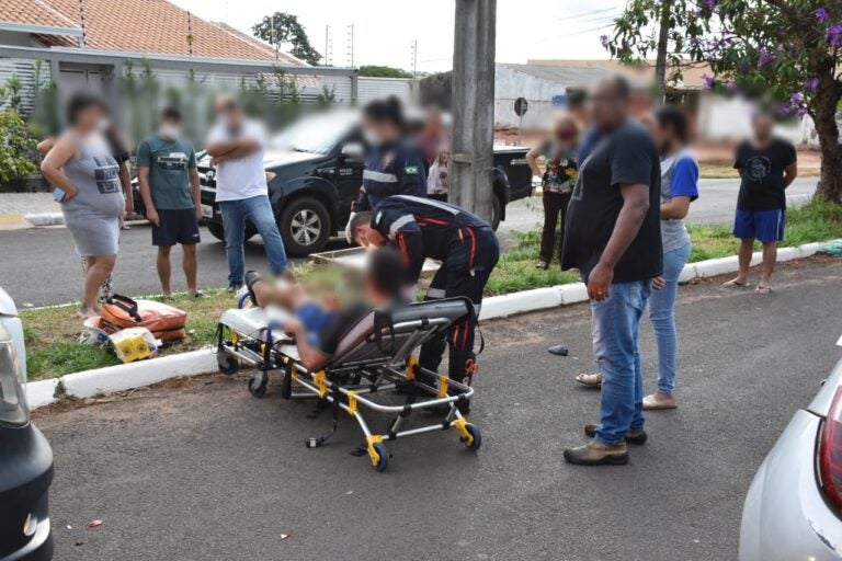 Motociclista é socorrido pelo Samu após acidente na avenida Olinda