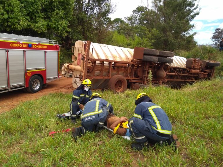 Homem fica ferido após tombamento de caminhão perto do Arco-Íris, em Umuarama