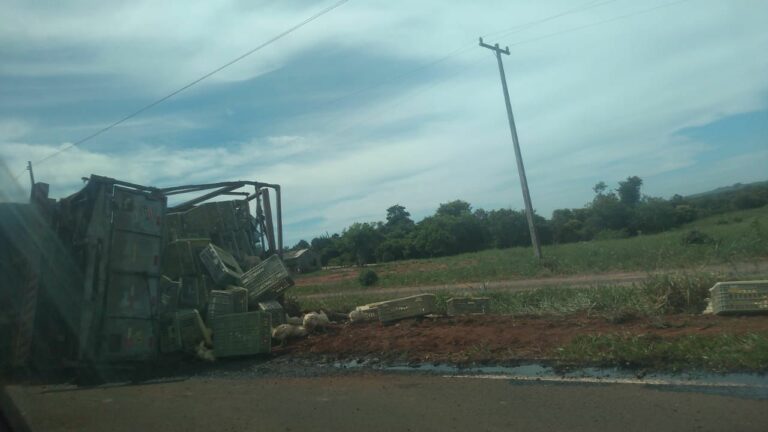 Bombeiros e Samu socorrem vítima de acidente com caminhão entre Nova Olímpia e Douradina