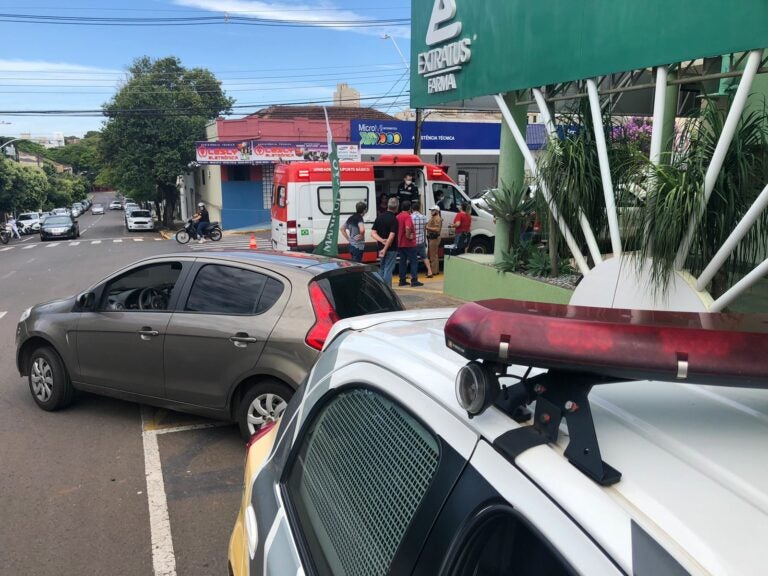 Acidente na Dr. Camargo deixa adolescente e homem feridos, em Umuarama