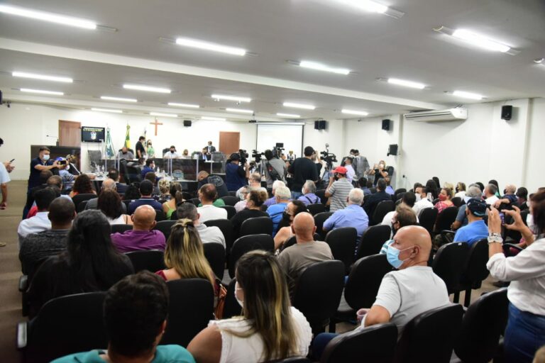 Começa a sessão de julgamento do pedido de cassação do prefeito afastado Celso Pozzobom
