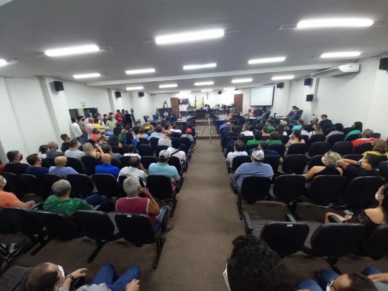 Vídeo: populares aplaudiram decisão dos vereadores em cassar mandato de Pozzobom