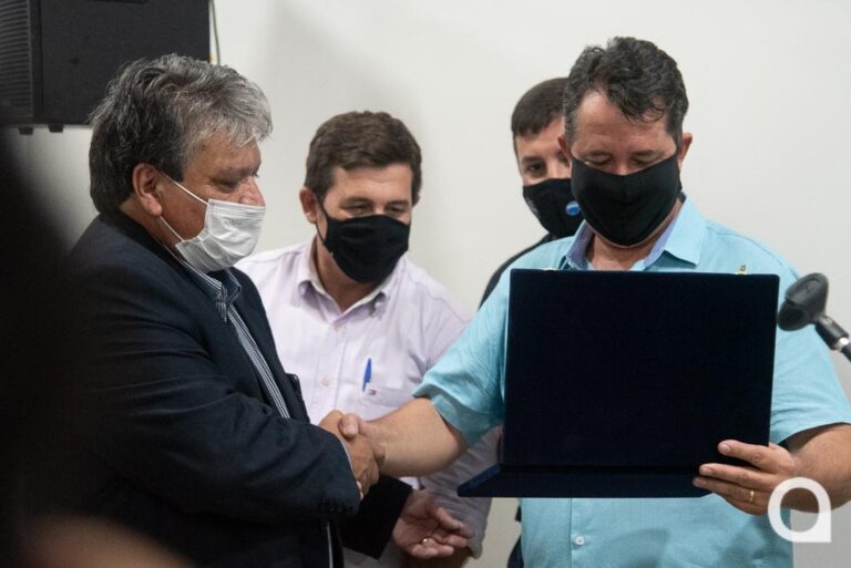 Homenagem entregue por diretor da Azul a Pimentel agradece ‘prefeito Pozzobom’
