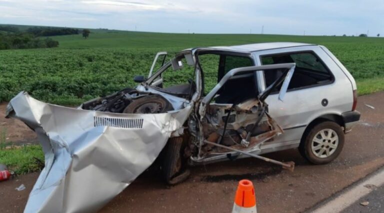 Colisão entre carros e carreta na rodovia BR-369 deixa três pessoas feridas