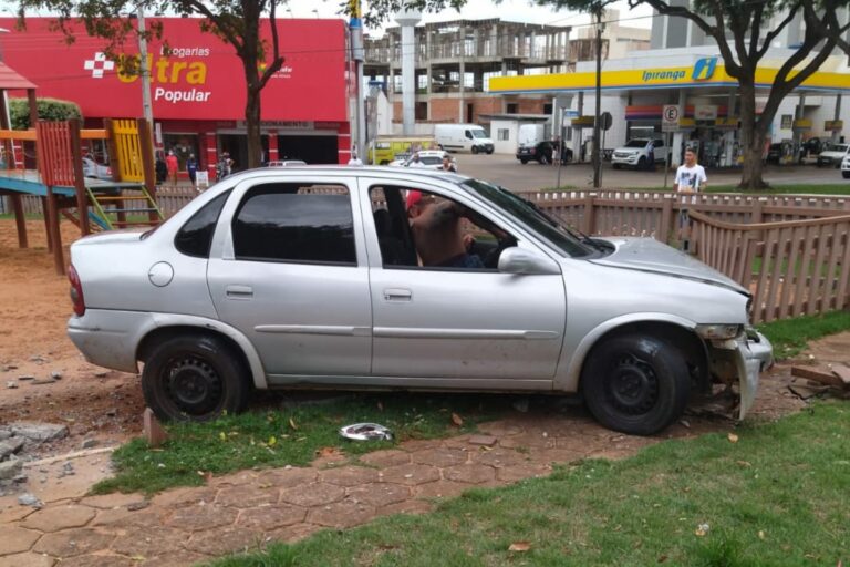Homem embriagado invade a praça Miguel Rossafa, causa danos e acaba detido