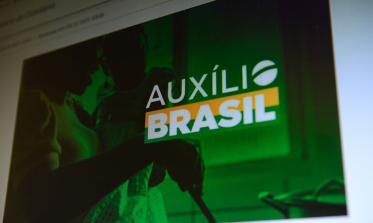 Auxílio Brasil e auxílio-gás começam a ser pagos; confira quem pode receber
