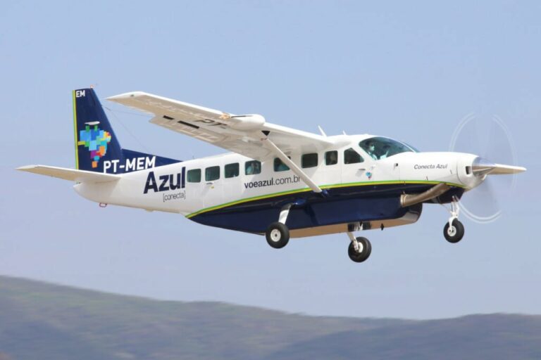 Avião da Azul com passageiros não consegue pousar em Umuarama e retorna a Curitiba