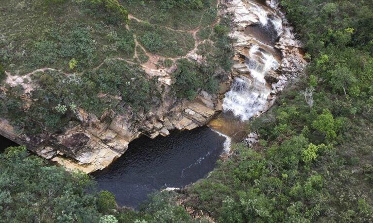 (VÍDEO) Sobe para 7 o número de mortos no deslizamento de pedras em lago de MG
