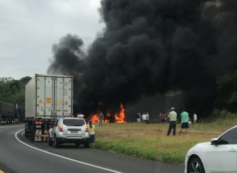 Carretas explodem após acidente na rodovia BR-277 e um dos motoristas morre