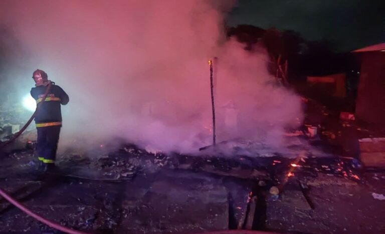 Confusão em culto termina com pastor e jovem mortos, 4 baleados e casa incendiada