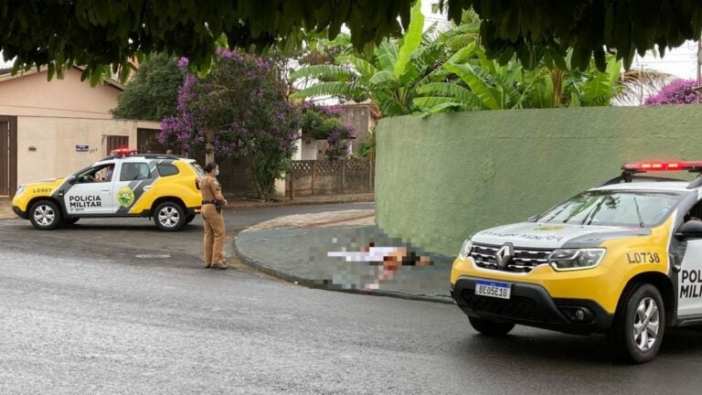 Homem nu é encontrado morto e com faca cravada no peito