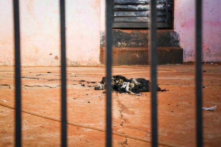 Mãe é presa após arremessar recém-nascido contra a parede e atear fogo na casa