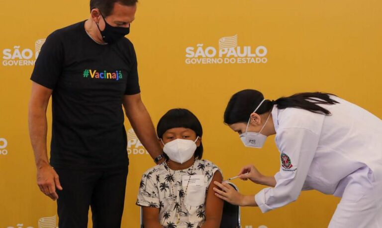 Indígena é a primeira criança vacinada contra a Covid-19 no país
