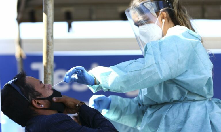 Pico de Ômicron pode ocorrer no início de fevereiro, com queda acentuada de casos em seguida